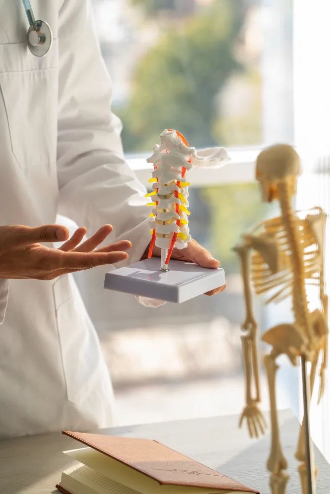 Traumatólogo y ortopedista, especialista en cirugía de columna en CDMX